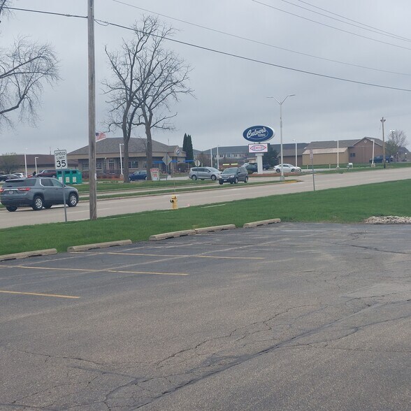 More Photos Of 825 Lexington Blvd, Fort Atkinson Freestanding For Lease