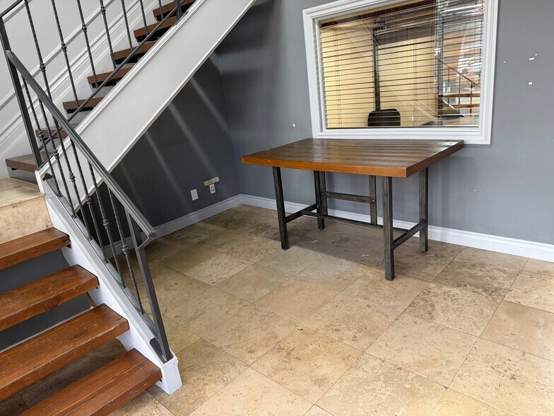 More Photos Of 23291 Ventura Blvd, Woodland Hills Loft Creative Space For Lease