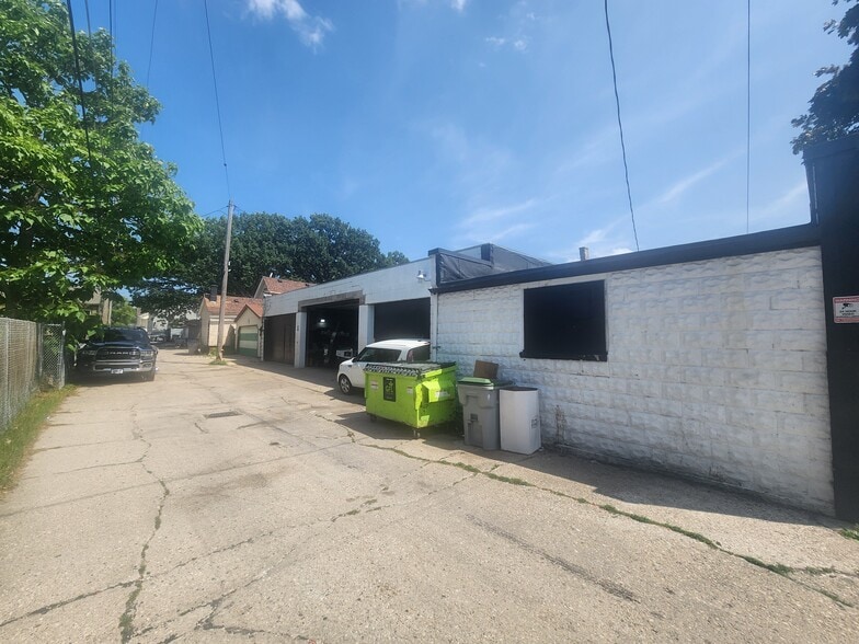 More Photos Of 1322 S 10th St, Milwaukee Freestanding For Sale