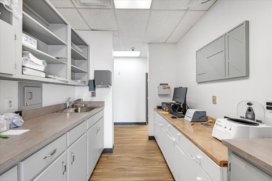 More Photos Of 421 N Broadway, Portland Medical For Sale