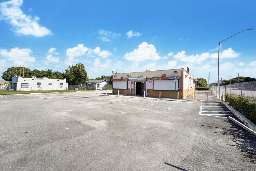 More Photos Of 2381-2389 NW 54th St, Miami Freestanding For Lease