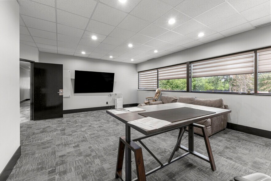 More Photos Of 15360 S Commerce Dr, Dearborn Office For Sale