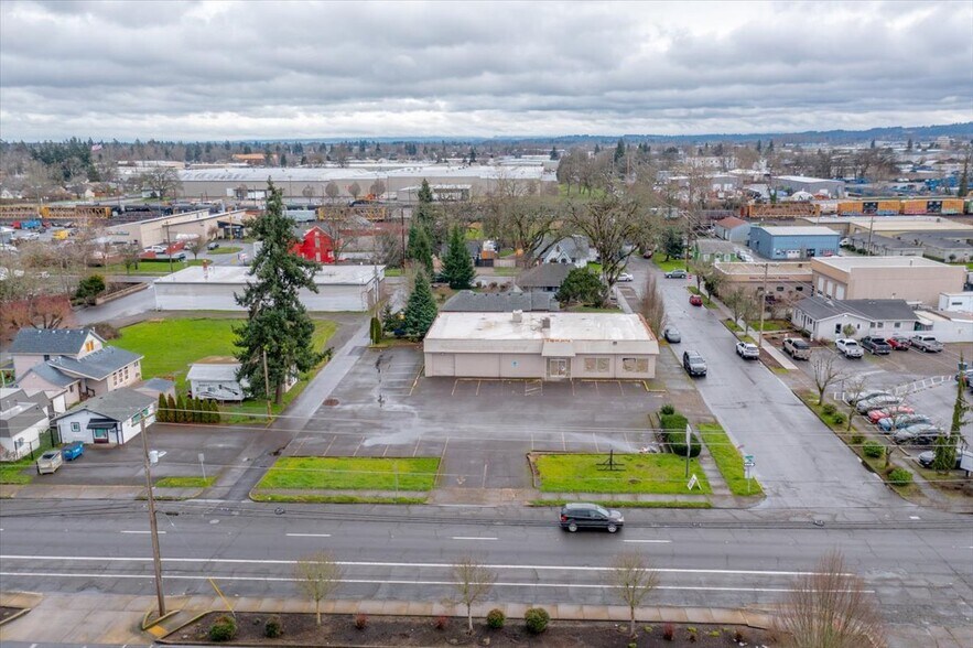 More Photos Of 1590 12th St SE, Salem Freestanding For Lease