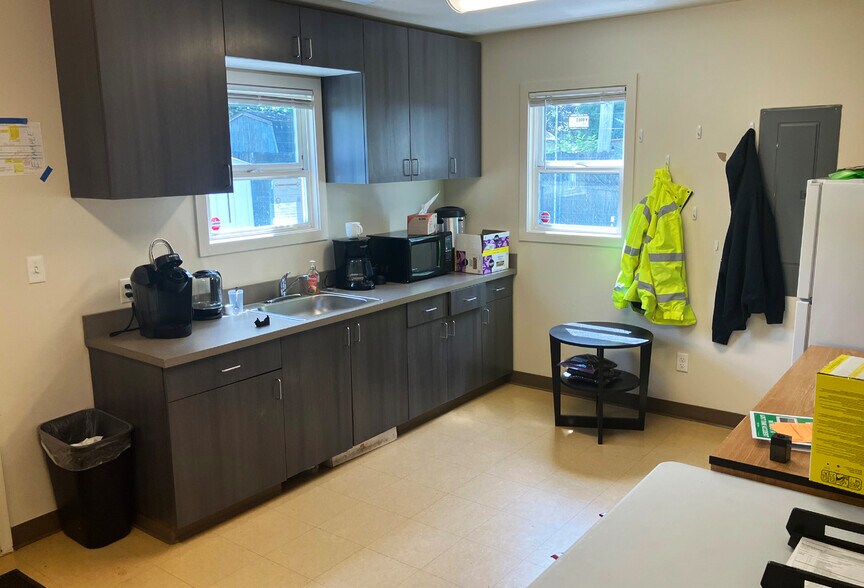 More Photos Of 10930 NE Marx St, Portland Flex For Sale