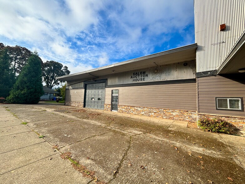 More Photos Of 1515 13th St SE, Salem Flex For Sale