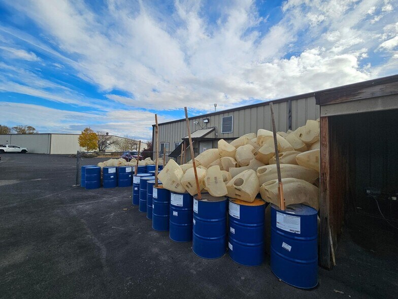 More Photos Of 1001 SW 1st St, Redmond Warehouse For Sale