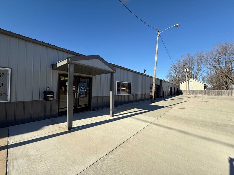 More Photos Of 209 Franklin St, Center Point Service Station For Sale