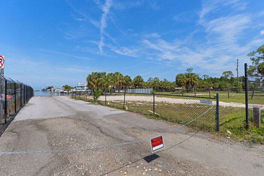 More Photos Of 5000 Calienta St, Hernando Beach Marina For Sale