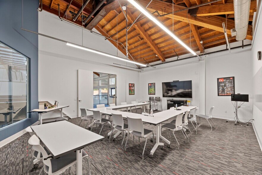 More Photos Of 850 Hampshire Rd, Westlake Village Office For Lease