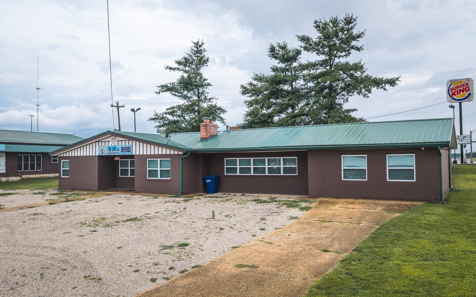 More Photos Of 905 W Scenic Rivers Blvd, Salem Flex For Sale