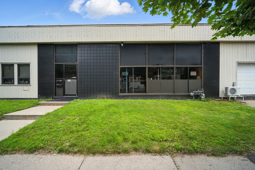 More Photos Of 218 Saint James Blvd, Springfield Storefront Retail Office For Lease