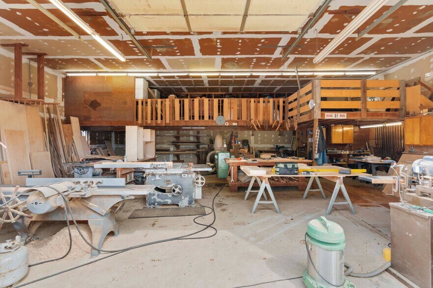 More Photos Of 30 Race Ln, East Hampton Office For Sale