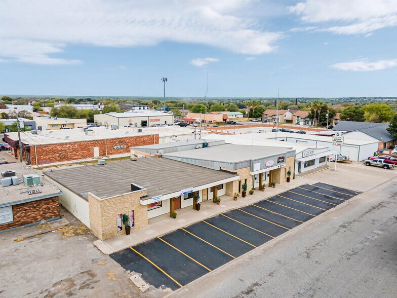 More Photos Of 102 Fletcher Dr, Del Rio General Retail For Sale