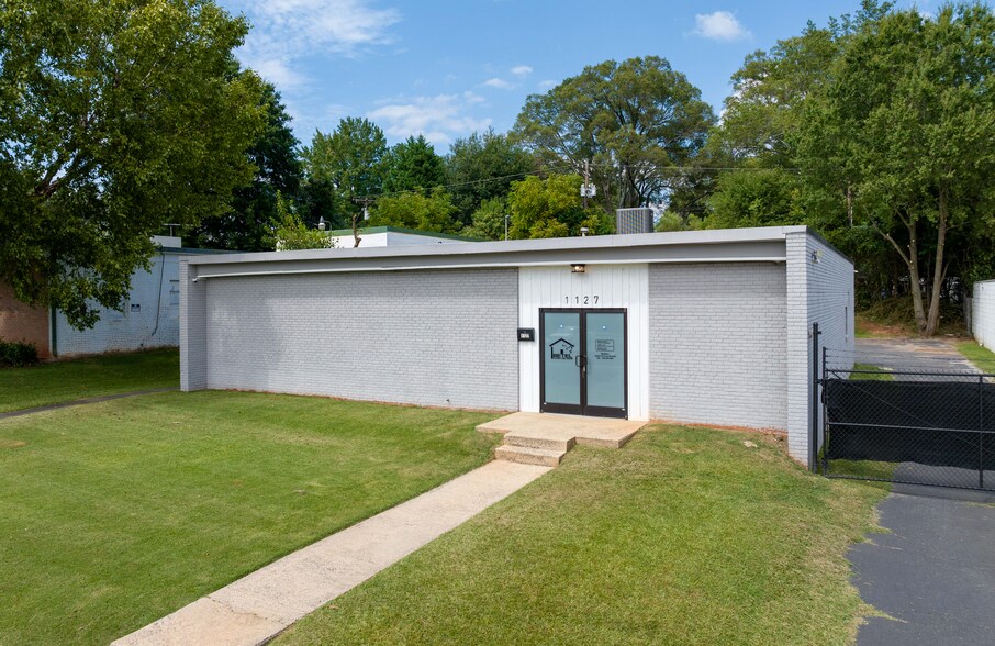 More Photos Of 1127 Commercial Ave, Charlotte Industrial For Sale