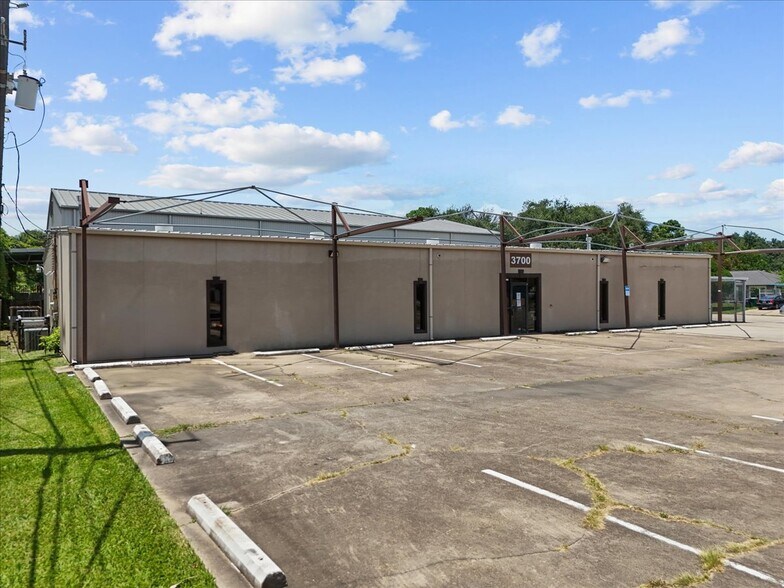 More Photos Of 3700 Reveille St, Houston Freestanding For Lease