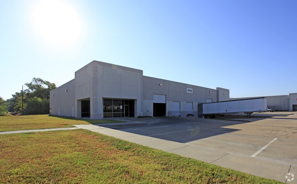 More Photos Of 4600 Blalock Rd, Houston Unknown For Lease