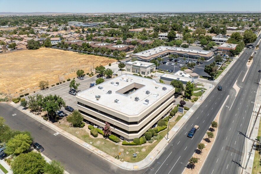 More Photos Of 1669 W Avenue J, Lancaster Medical For Lease