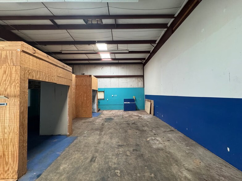 More Photos Of 702 W Park Ave, Edgewater Warehouse For Sale