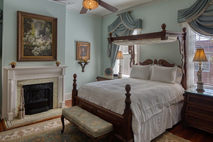 More Photos Of 14 E Taylor St, Savannah Specialty For Sale