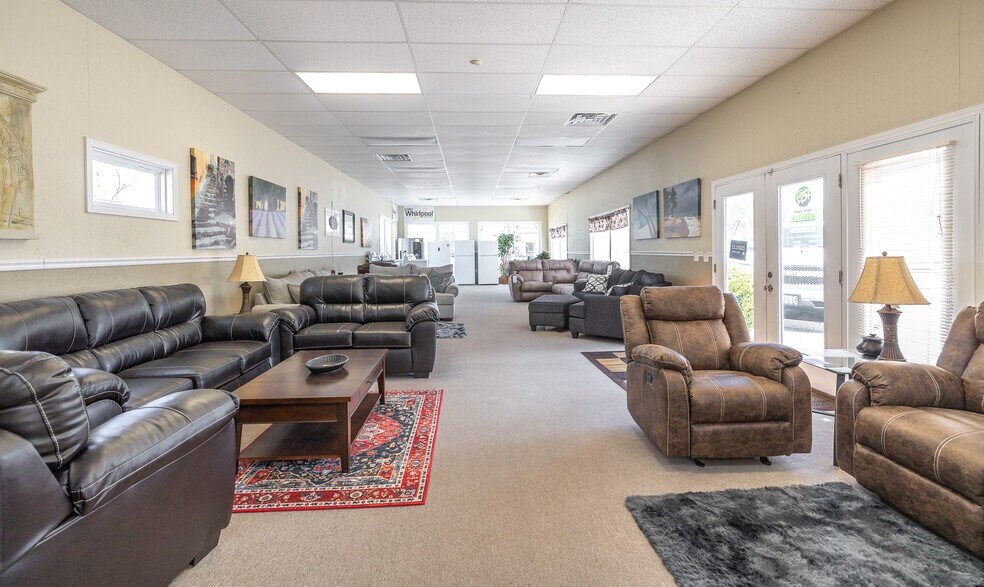 More Photos Of 329 N Jefferson St, Saint James Freestanding For Sale