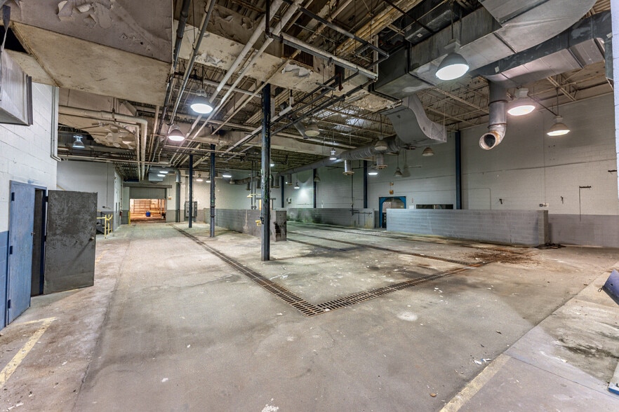 More Photos Of 200 Universal Dr, Centerville Distribution For Lease