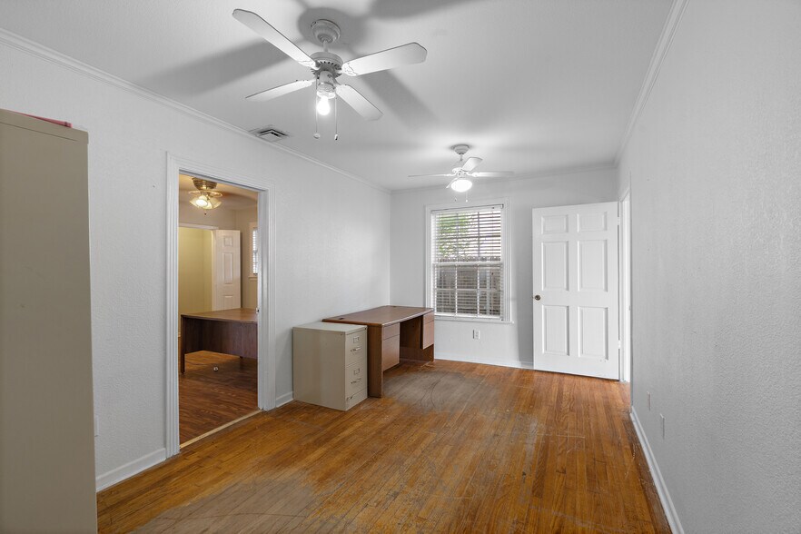 More Photos Of 208 S 31st St, Corsicana Flex For Sale