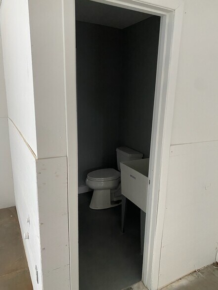 More Photos Of 615-629 Leago St, Houston Service For Lease