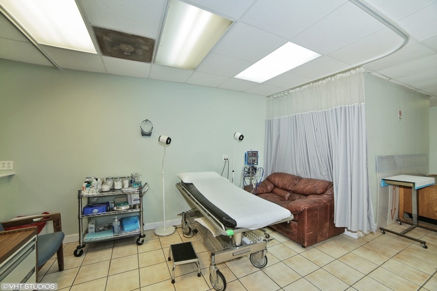 More Photos Of 2611 S Lawndale Ave, Chicago Medical For Sale