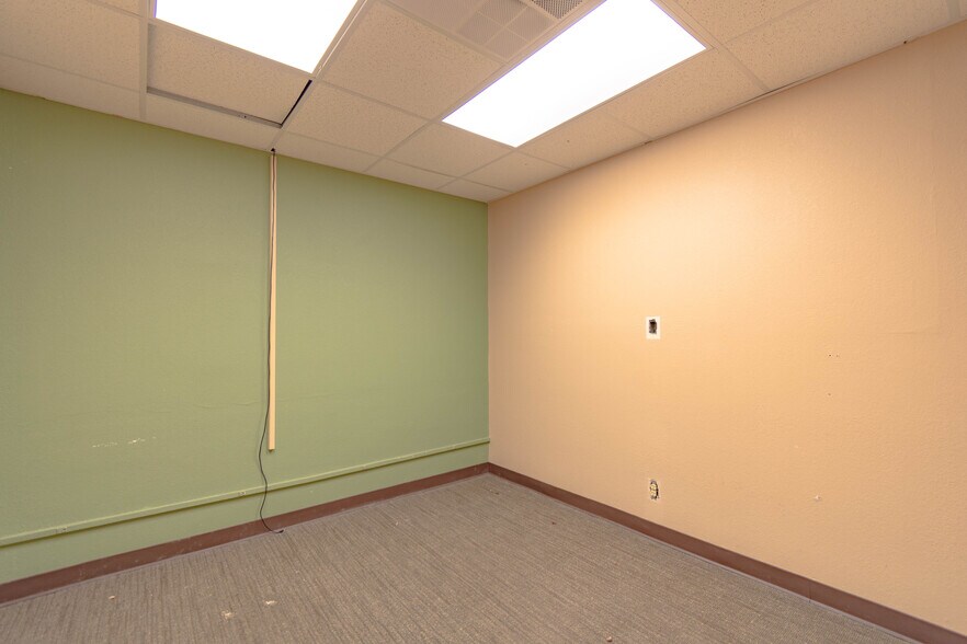 More Photos Of 1401 Applewood Dr, Dalton Medical For Lease