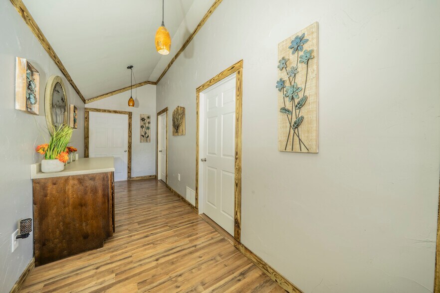 More Photos Of 812 S Parkway Dr, Alvarado Loft Creative Space For Lease