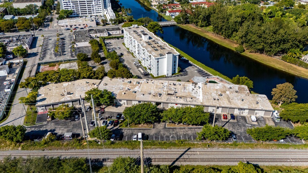 More Photos Of 2261-2299 NE 164th St, Aventura Warehouse For Lease