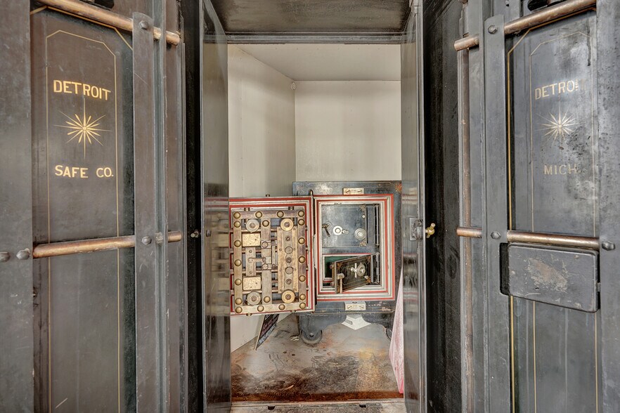 More Photos Of 902 Military Ave, Port Huron Restaurant For Lease