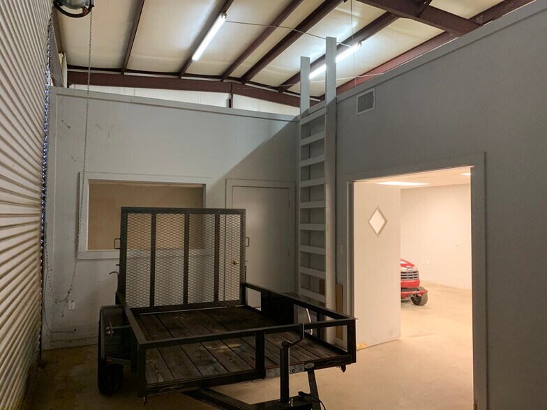 More Photos Of 5424 W Oak St, Palestine Showroom For Lease