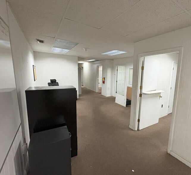 More Photos Of 17 Main St, Savannah Distribution For Lease