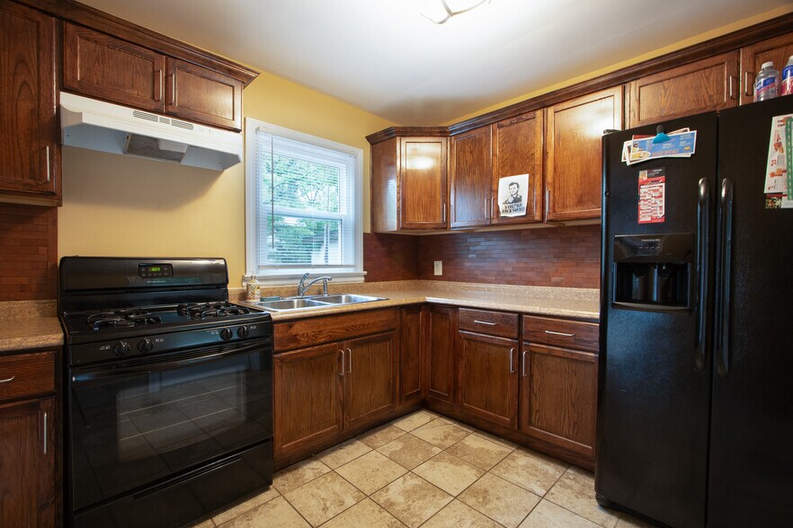 More Photos Of 1746 Hazelwood Dr SE, Marietta Office For Sale