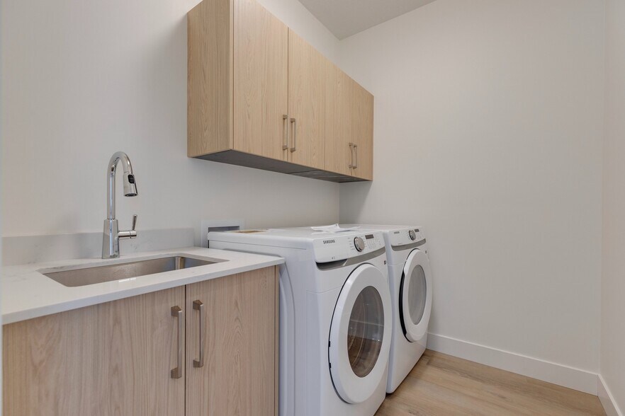 More Photos Of 2124 7 St NW, Calgary Apartments For Sale