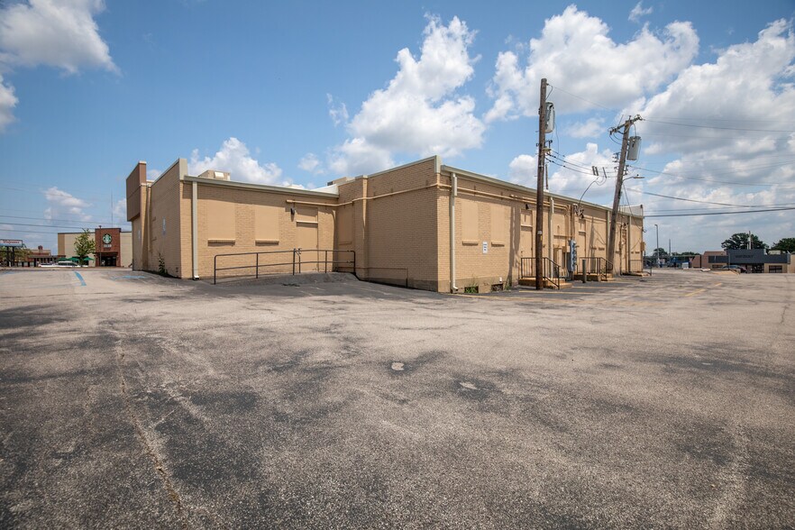 More Photos Of 10004 Gravois Rd, Saint Louis Storefront Retail Office For Sale