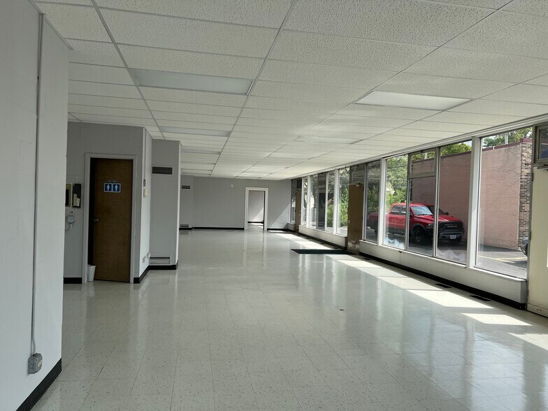 More Photos Of 1612 W Northwest Hwy, Arlington Heights Storefront Retail Office For Sale