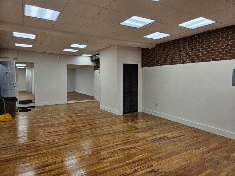 More Photos Of 24 Irvine Turner Blvd, Newark Storefront Retail Residential For Lease