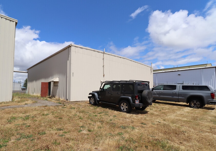More Photos Of 28723 Grumman dr, Eugene Airplane Hangar For Sale