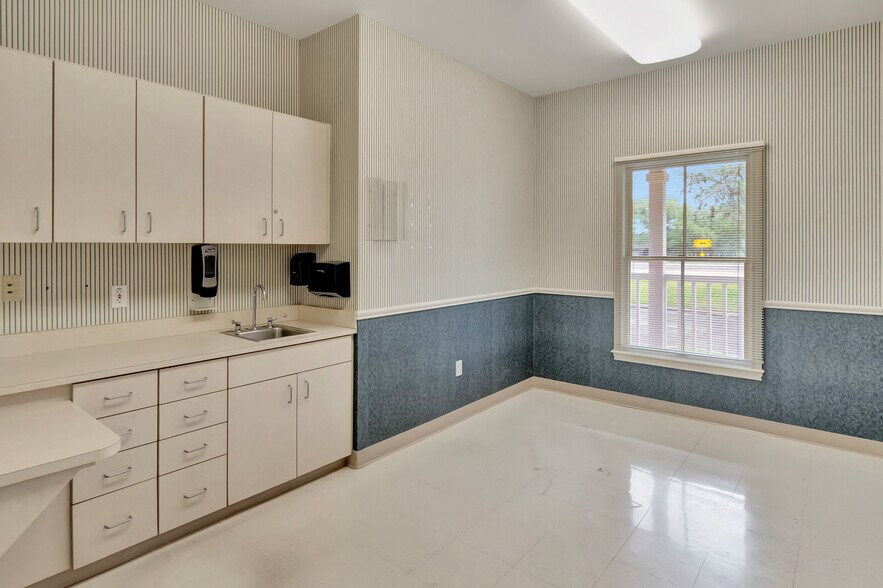 More Photos Of 8410 FM 236, Victoria Medical For Sale