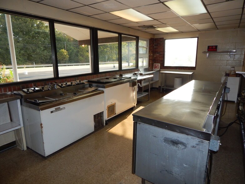 More Photos Of 1910 E National Pike, Scenery Hill Storefront Retail Office For Lease