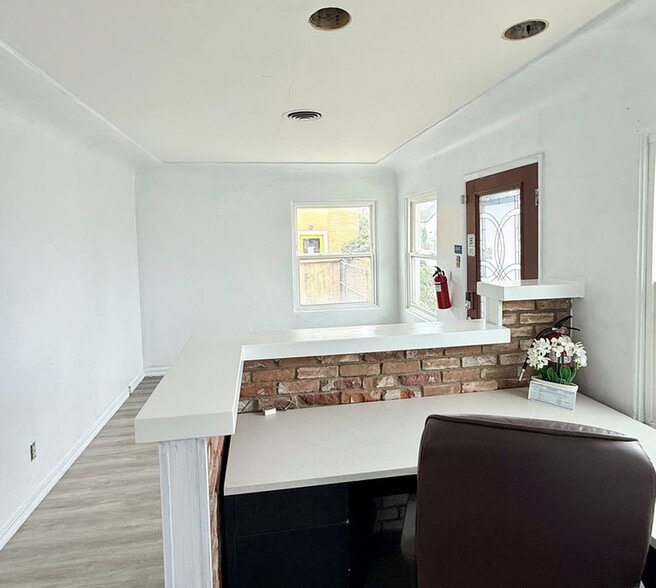 More Photos Of 110 N ditmar St, Oceanside Freestanding For Lease