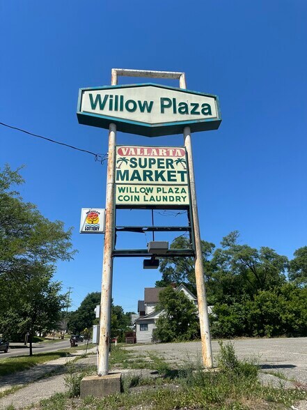 More Photos Of 306 W Willow St, Lansing General Retail For Sale