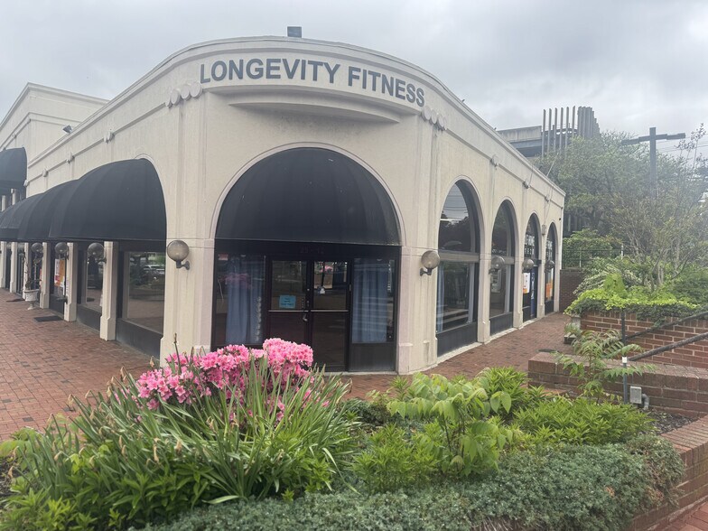 More Photos Of 25 Cuttermill Rd, Great Neck Unknown For Lease