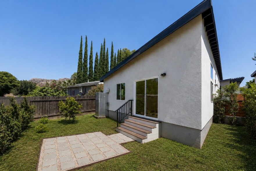 More Photos Of 22320 Itasca St, Chatsworth Apartments For Sale