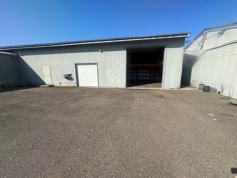 More Photos Of 1195 Newmark Ave, Coos Bay Storefront Retail Residential For Lease