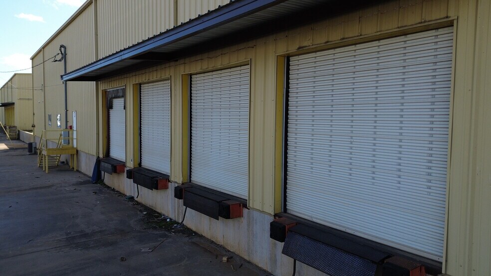 More Photos Of 3011 Clark Ave, Albany Warehouse For Lease