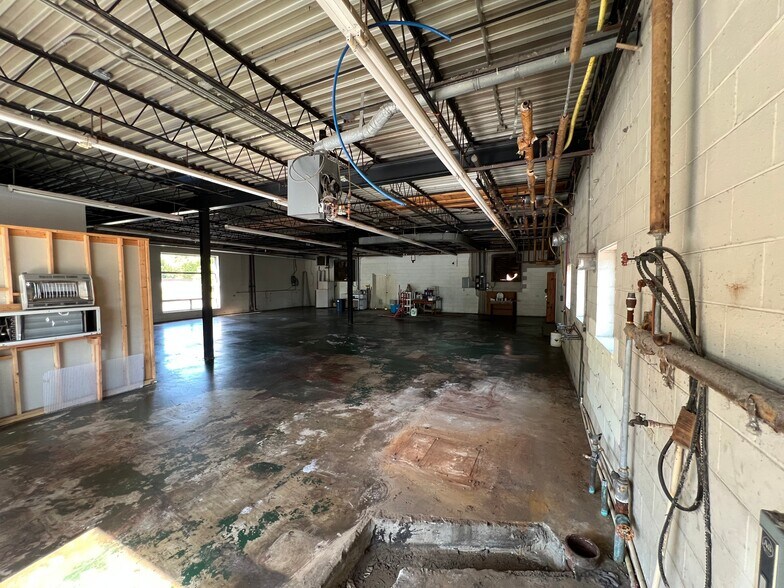 More Photos Of 166 N Logan St, Marion General Retail For Sale