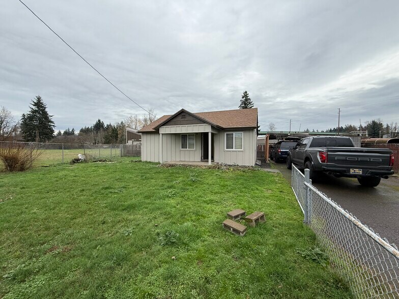 More Photos Of 490 N Pine St, Canby Service For Lease